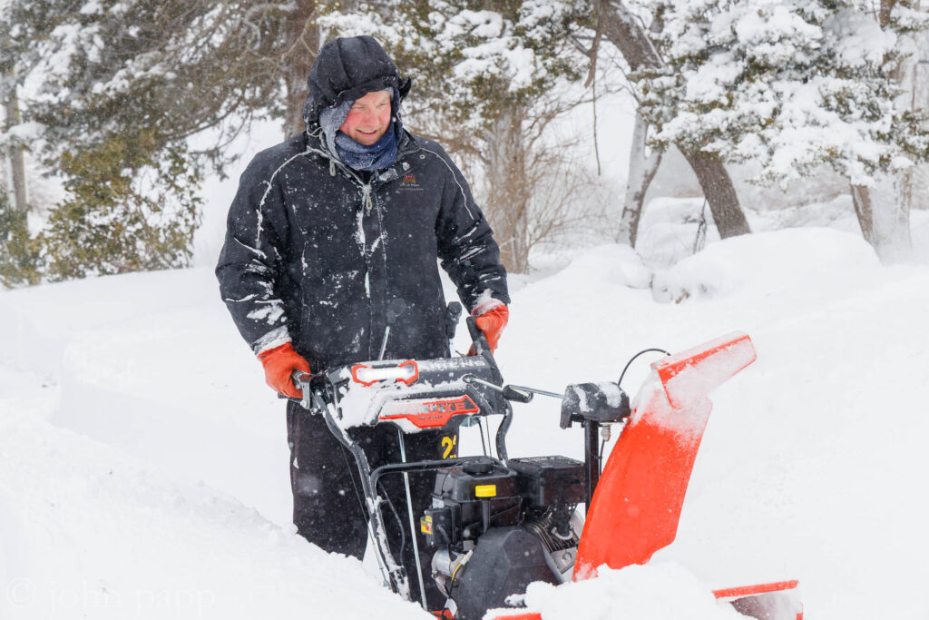 Ariens Deluxe 28 digs through the snow