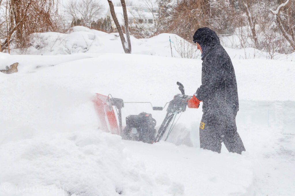 Ariens Deluxe 28 digs through the snow