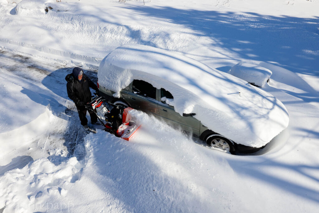 Ariens Deluxe 28 digs out volvo in driveway